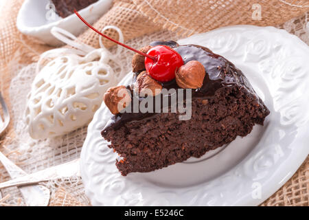 Cioccolato torta di noci con ciliegie Foto Stock