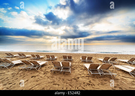 Sedie a sdraio sulla spiaggia Foto Stock