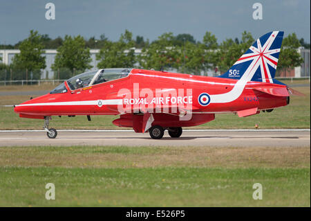 Aerodromo di Farnborough Hampshire, Regno Unito. 17 luglio 2014. Il salone aerospaziale internazionale è il Regno Unito il più grande evento nel settore aerospaziale e della difesa, del calendario che si tiene ogni due anni. Fornire opportunità di affari per l'industria aerospaziale globale si apre anche al pubblico il 19-20 luglio, quest'anno celebra i suoi cento anni di storia dell'aviazione. Aeromobili partecipanti raggiungono un nuovo alto per Farnborough International Airshow di quest'anno, sponsorizzato dal gruppo di Airbus. Le frecce rosse jet Hawk si prepara per il decollo, il giorno 4 del Trade Show. Credito: Malcolm Park editoriale/Alamy Live News. Foto Stock