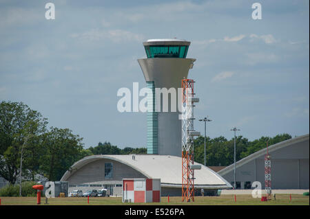 Aerodromo di Farnborough Hampshire, Regno Unito. 17 luglio 2014. Il salone aerospaziale internazionale è il Regno Unito il più grande evento nel settore aerospaziale e della difesa, del calendario che si tiene ogni due anni. Fornire opportunità di affari per l'industria aerospaziale globale si apre anche al pubblico il 19-20 luglio, quest'anno celebra i suoi cento anni di storia dell'aviazione. Aeromobili partecipanti raggiungono un nuovo alto per Farnborough International Airshow di quest'anno, sponsorizzato dal gruppo di Airbus. La nuova torre di controllo a Farnborough. Credito: Malcolm Park editoriale/Alamy Live News. Foto Stock