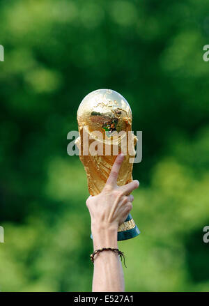 Un party di benvenuto del tedesco Nationalteam, il nuovo Campione del Mondo di Calcio, presso la Porta di Brandeburgo a Berlino, il trofeo. Foto Stock