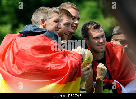 Un party di benvenuto del tedesco Nationalteam, il nuovo Campione del Mondo di Calcio, presso la Porta di Brandeburgo a Berlino, Bastian SCHWEINSTEIGER, Per Mertesacker, Manuel Neuer, Kevin Grosskreutz. Foto Stock