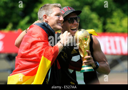 Un party di benvenuto del tedesco Nationalteam, il nuovo Campione del Mondo di Calcio, presso la Porta di Brandeburgo a Berlino, Bastian SCHWEINSTEIGER, Lukas Podolski. Foto Stock