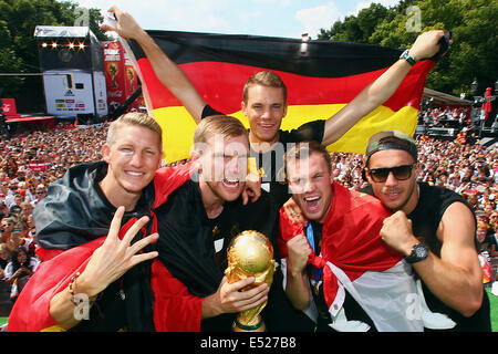 Un party di benvenuto del tedesco Nationalteam, il nuovo Campione del Mondo di Calcio, presso la Porta di Brandeburgo a Berlino, Bastian SCHWEINSTEIGER, Per Mertesacker, Manuel Neuer, Kevin Grosskreutz, Lukas Podolski. Foto Stock