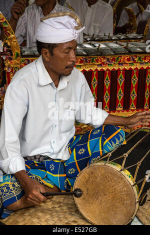 Jatiluwih, Bali, Indonesia. Il batterista in un Gamelan Orchestra, Luhur Bhujangga Waisnawa tempio indù. Foto Stock