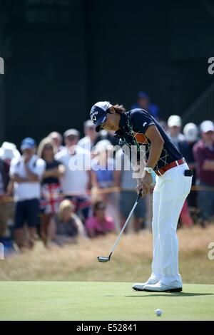 Ryo Ishikawa (JPN), 17 luglio 2014 - Golf : Ryo Ishikawa del Giappone putts nel secondo foro durante il primo round del 143British Open Championship al Royal Liverpool Golf Club a Milton Keynes, Inghilterra. (Foto di Koji Aoki/AFLO SPORT) Foto Stock