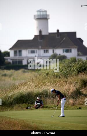 Ryo Ishikawa (JPN), 17 luglio 2014 - Golf : Ryo Ishikawa del Giappone putts sul tredicesimo foro durante il primo round del 143British Open Championship al Royal Liverpool Golf Club a Milton Keynes, Inghilterra. (Foto di Koji Aoki/AFLO SPORT) Foto Stock