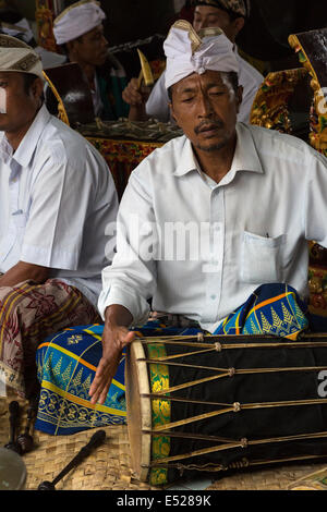 Jatiluwih, Bali, Indonesia. Il batterista in un Gamelan Orchestra, Luhur Bhujangga Waisnawa tempio indù. Foto Stock