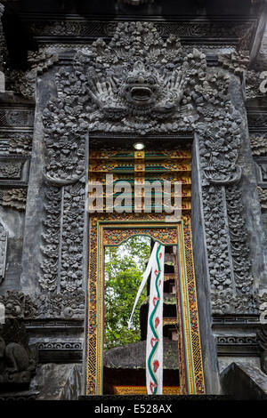 Jatiluwih, Bali, Indonesia. Ingresso al livello superiore della Luhur Bhujangga Waisnawa tempio indù. Foto Stock