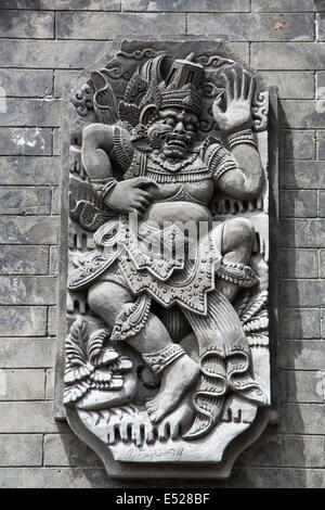 Jatiluwih, Bali, Indonesia. Pietra-scolpite divinità parete decorazione del cortile del tempio. Luhur Bhujangga Waisnawa tempio indù. Foto Stock