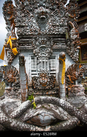 Jatiluwih, Bali, Indonesia. Pietra-decorazioni scolpite, tutori, Luhur Bhujangga Waisnawa tempio indù. Foto Stock