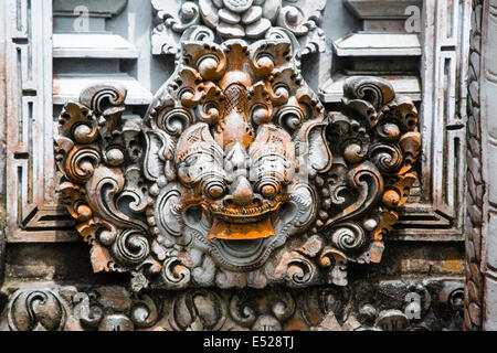 Jatiluwih, Bali, Indonesia. Pietra-decorazioni scolpite, tutori, Luhur Bhujangga Waisnawa tempio indù. Foto Stock