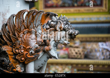 Jatiluwih, Bali, Indonesia. Pietra-decorazioni scolpite, tutori, Luhur Bhujangga Waisnawa tempio indù. Foto Stock