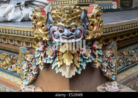 Jatiluwih, Bali, Indonesia. Pietra-decorazioni scolpite, tutori, Luhur Bhujangga Waisnawa tempio indù. Foto Stock