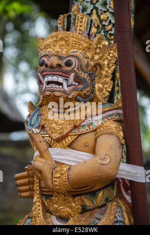 Jatiluwih, Bali, Indonesia. Custode del tempio (Dwarapala), Luhur Bhujangga Waisnawa tempio indù. Foto Stock