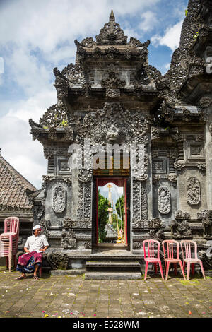 Jatiluwih, Bali, Indonesia. Porta uscita dal cortile interno, Luhur Bhujangga Waisnawa tempio indù. Foto Stock