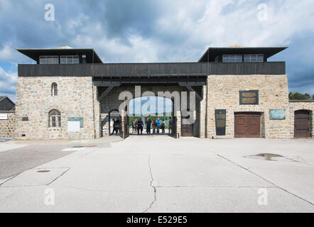 Mauthausen,Austria-May 10,2014:le persone che entrano nel campo di concentramento di Mauthausen dall ingresso principale durante un giorno nuvoloso Foto Stock