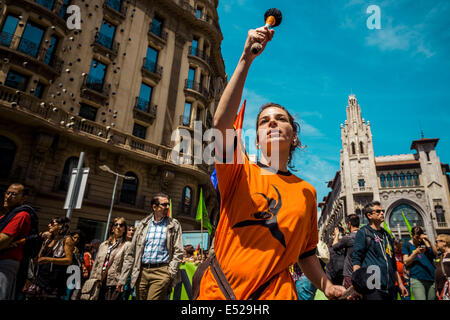 Barcellona, Spagna. Il 1 maggio, 2014. I percussionisti play per protesta durante il mese di marzo della giornata del lavoro manifestazione a Barcellona - chiamato dal sindaco sindacati CC.OO e UGT, circa 70.000 marzo attraverso il centro della città di Barcellona in un modo festoso per protestare contro la troika , le misure di austerità e il governo e chiedere di più occupazione, più convenzioni e meglio i salari. © Matthias Oesterle/ZUMA filo/ZUMAPRESS.com/Alamy Live News Foto Stock