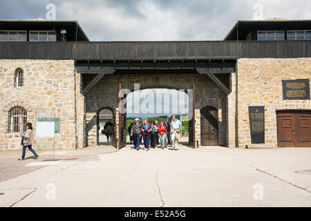 Mauthausen,Austria-May 10,2014:le persone che entrano nel campo di concentramento di Mauthausen dall ingresso principale durante un giorno nuvoloso Foto Stock