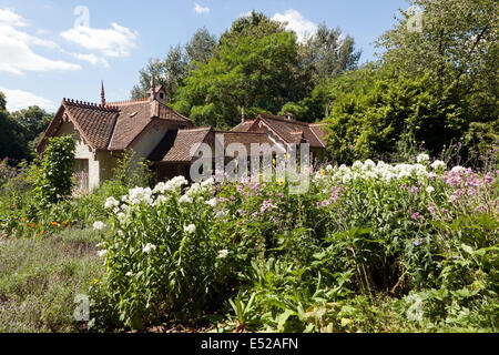 Una vista di Isola di anatra e Cottage Garden, St James Park, Londra. Foto Stock