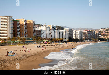 Playa de Malaguera spiaggia sabbiosa di persone a prendere il sole in mare, Malaga, Spagna Foto Stock