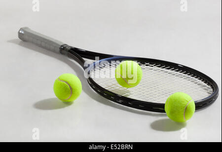 Racchetta da Tennis e palle da tennis isolate su uno sfondo grigio Foto Stock