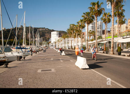 Persone che camminano nella recentemente risviluppata area del porto di bar e negozi Malaga, Spagna, Muelle dos, Palmeral de las Sorpresas Foto Stock