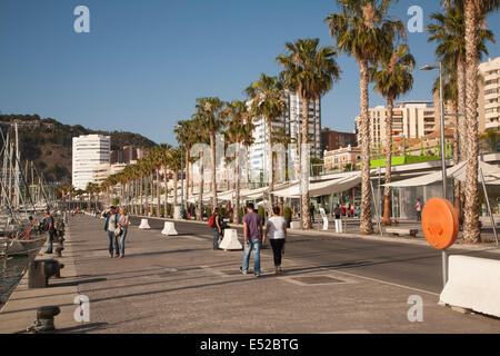 Persone che camminano nella recentemente risviluppata area del porto di bar e negozi Malaga, Spagna, Muelle dos, Palmeral de las Sorpresas Foto Stock