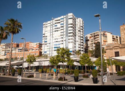 Persone che camminano nella recentemente risviluppata area del porto di bar e negozi Malaga, Spagna, Muelle dos, Palmeral de las Sorpresas Foto Stock