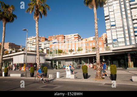 Persone che camminano nella recentemente risviluppata area del porto di bar e negozi Malaga, Spagna, Muelle dos, Palmeral de las Sorpresas Foto Stock