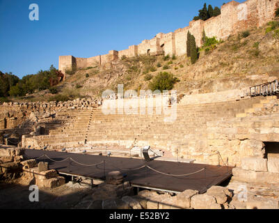 Teatro romano e mura della fortezza Alcazaba, Malaga, Spagna Foto Stock