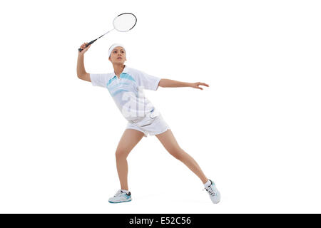 Giovane donna giocando badminton isolate su sfondo bianco Foto Stock