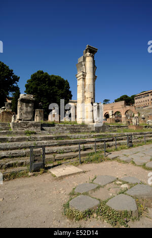 Italia, Roma, foro Romano, via Sacra e Basilica Giulia Foto Stock