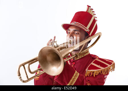 Bandmaster giocando su una tromba Foto Stock