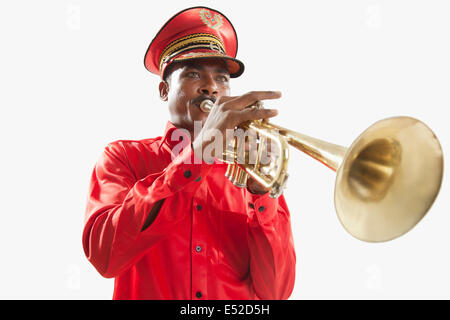 Bandmaster giocando su una tromba Foto Stock