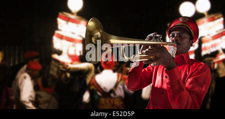 Bandmaster giocando su una tromba Foto Stock