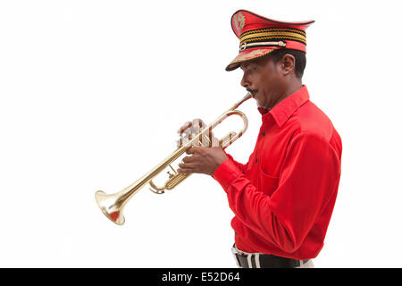 Bandmaster giocando su una tromba Foto Stock