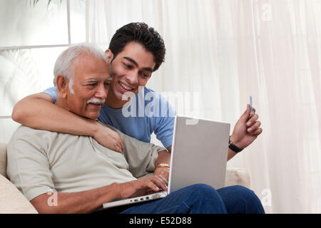 Nipote nonno di insegnamento come funziona il computer portatile Foto Stock