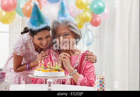 Donna festeggia il compleanno con il nipote Foto Stock