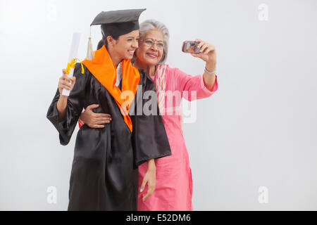 Donna al nipote la cerimonia di consegna dei diplomi Foto Stock