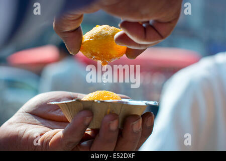 Close-up di uomo avente panipuri Foto Stock