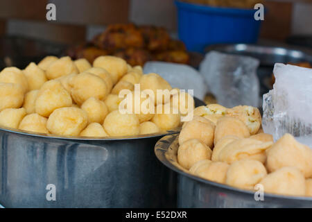 Close-up di vadas in contenitori in stallo Foto Stock