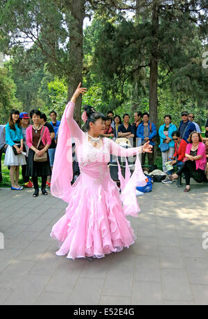 Una donna ballare pratica nel giardino della Collina Coal Gongyuan Jinshan Pechino CINA Foto Stock