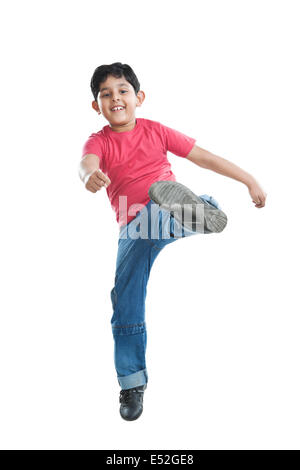 Ritratto di Little Boy il salto in aria Foto Stock