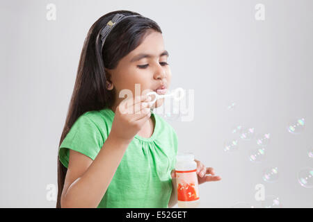 Bambina soffiare bolle Foto Stock