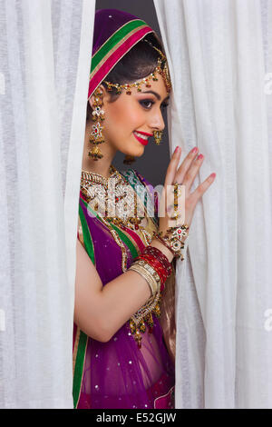 Timido sposa indiana in piedi in mezzo tende Foto Stock