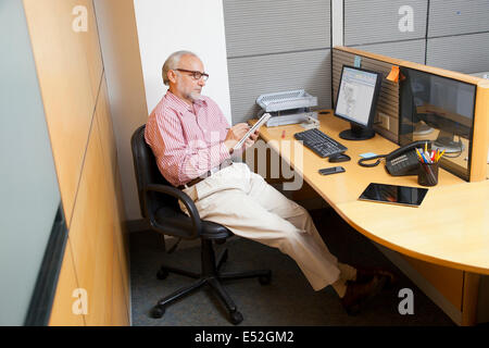 Senior Executive rendendo note Foto Stock