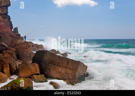 Onde che si infrangono sulle rive della costa atlantica del Portogallo. Foto Stock