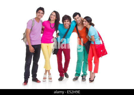 A piena lunghezza Ritratto di studenti universitari insieme sorridente su sfondo bianco Foto Stock