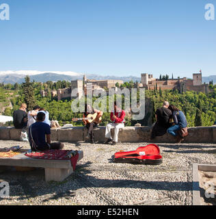 Flamenco musicisti suonano con uno sfondo di neve della Sierra Nevada e l'Alhambra di Granada, Spagna Foto Stock